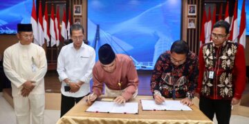 Penandatanganan Perjanjian Kerja Sama (PKS) antara Pemko Batam dan PT Bank Sumut yang dirangkaikan dengan penyerahan penghargaan hasil Penilaian Kesehatan Koperasi Tahun 2025 di Aula Engku Hamidah, Kantor Wali Kota Batam, Jumat (24/07/26).
Foto; mediacenterbatam