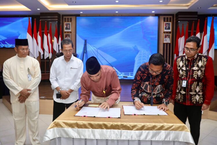 Penandatanganan Perjanjian Kerja Sama (PKS) antara Pemko Batam dan PT Bank Sumut yang dirangkaikan dengan penyerahan penghargaan hasil Penilaian Kesehatan Koperasi Tahun 2025 di Aula Engku Hamidah, Kantor Wali Kota Batam, Jumat (24/07/26).
Foto; mediacenterbatam