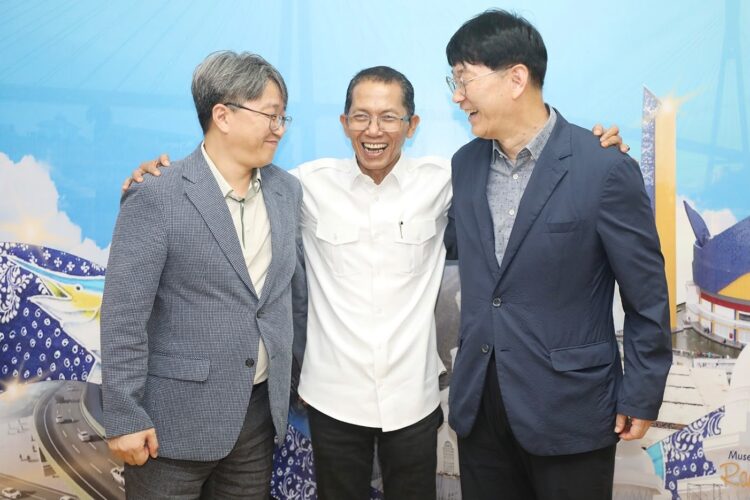 Wali Kota Batam Amsakar Achmad menerima audiensi Traverse Edu bersama perwakilan Jeonju Vision College di Kantor Wali Kota Batam, Senin (27/07/26).
Foto: mediacenterbatam