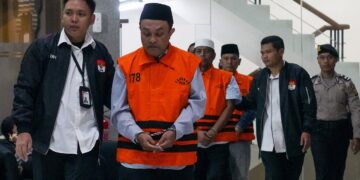 Komisi Pemberantasan Korupsi (KPK) kembali melakukan penahanan terhadap tiga tersangka dalam perkara dugaan tindak pidana korupsi berupa pemberian suap terkait pengurusan dana hibah untuk Kelompok Masyarakat (Pokmas) di Jawa Timur Tahun Anggaran 2019–2022. (22/07/26).
Foto: kpk.go.id