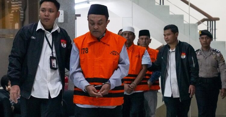Komisi Pemberantasan Korupsi (KPK) kembali melakukan penahanan terhadap tiga tersangka dalam perkara dugaan tindak pidana korupsi berupa pemberian suap terkait pengurusan dana hibah untuk Kelompok Masyarakat (Pokmas) di Jawa Timur Tahun Anggaran 2019–2022. (22/07/26).
Foto: kpk.go.id