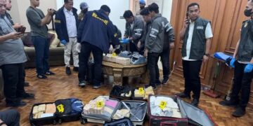 Korps Pemberantasan Tindak Pidana Korupsi (Kortas Tipikor) Polri menyita barang bukti berupa 74 kilogram emas batangan serta uang tunai dalam mata uang asing dan rupiah dengan total nilai sekitar Rp476 miliar dari sebuah rumah di kawasan Parahyangan Golf 2 Nomor 2, Bogor, Jawa Barat, Kamis (09/07/26).
Foto: Istimewa