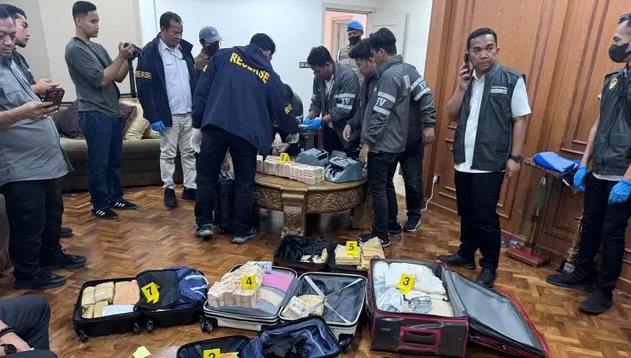 Korps Pemberantasan Tindak Pidana Korupsi (Kortas Tipikor) Polri menyita barang bukti berupa 74 kilogram emas batangan serta uang tunai dalam mata uang asing dan rupiah dengan total nilai sekitar Rp476 miliar dari sebuah rumah di kawasan Parahyangan Golf 2 Nomor 2, Bogor, Jawa Barat, Kamis (09/07/26).
Foto: Istimewa