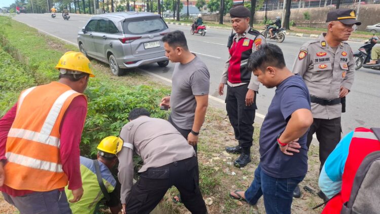 Tim gabungan Polsek Lubuk Baja dan Jatanras Polresta Barelang berhasil mengungkap kasus dugaan pembunuhan seorang bayi laki-laki yang jasadnya ditemukan di dalam karung di kawasan Jalan Yos Sudarso, Kelurahan Kampung Utama, Kecamatan Lubuk Baja. Terduga pelaku diamankan kurang dari 24 jam
Foto: Polresta Barelang