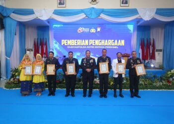 Nama Polresta Barelang kembali harum di tingkat provinsi. Bripka Iwan Setiawan, Bhabinkamtibmas Kelurahan Tanjung Sengkuang Polsek Batu Ampar, dinobatkan sebagai Juara 1 Bhabinkamtibmas Teladan Polda Kepulauan Riau Tahun 2026.
Foto: Polresta Barelang