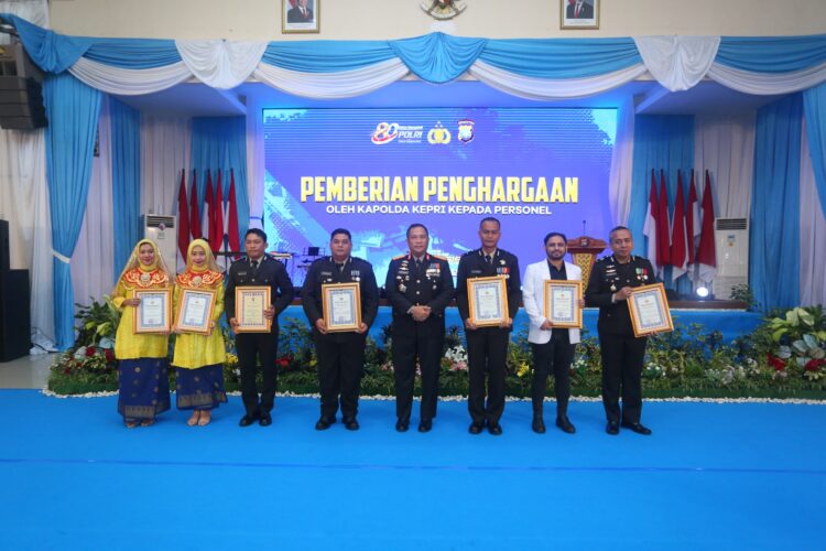 Nama Polresta Barelang kembali harum di tingkat provinsi. Bripka Iwan Setiawan, Bhabinkamtibmas Kelurahan Tanjung Sengkuang Polsek Batu Ampar, dinobatkan sebagai Juara 1 Bhabinkamtibmas Teladan Polda Kepulauan Riau Tahun 2026.
Foto: Polresta Barelang