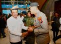 Kapolresta Barelang Kombes Pol. Anggoro Wicaksono, S.H., S.I.K., M.H., mendampingi Kapolda Kepulauan Riau Irjen Pol. Asep Safrudin, S.I.K., M.H., menyambut kedatangan Menteri Koordinator Bidang Politik dan Keamanan Republik Indonesia, Jenderal TNI (Purn.) Djamari Chaniago beserta rombongan di Terminal VVIP Bandara Internasional Hang Nadim, Kota Batam, Kamis 2 Juli 2026
Foto: Polresta Barelang