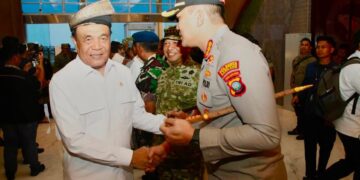 Kapolresta Barelang Kombes Pol. Anggoro Wicaksono, S.H., S.I.K., M.H., mendampingi Kapolda Kepulauan Riau Irjen Pol. Asep Safrudin, S.I.K., M.H., menyambut kedatangan Menteri Koordinator Bidang Politik dan Keamanan Republik Indonesia, Jenderal TNI (Purn.) Djamari Chaniago beserta rombongan di Terminal VVIP Bandara Internasional Hang Nadim, Kota Batam, Kamis 2 Juli 2026
Foto: Polresta Barelang