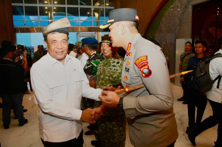 Kapolresta Barelang Kombes Pol. Anggoro Wicaksono, S.H., S.I.K., M.H., mendampingi Kapolda Kepulauan Riau Irjen Pol. Asep Safrudin, S.I.K., M.H., menyambut kedatangan Menteri Koordinator Bidang Politik dan Keamanan Republik Indonesia, Jenderal TNI (Purn.) Djamari Chaniago beserta rombongan di Terminal VVIP Bandara Internasional Hang Nadim, Kota Batam, Kamis 2 Juli 2026
Foto: Polresta Barelang