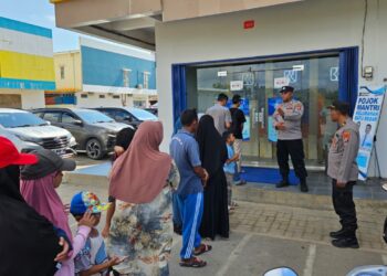 Satbinmas Polresta Barelang turun langsung ke mesin Anjungan Tunai Mandiri Bank BRI Komplek Pertokoan Summerland, Kelurahan Batu Besar, Kecamatan Nongsa, Kamis 2 Juli 2026.
Foto: Polresta Barelang