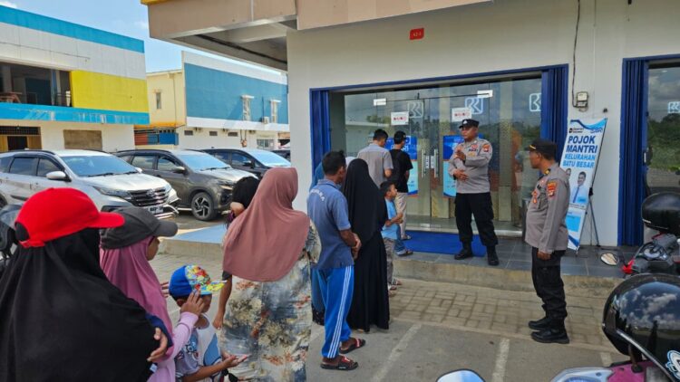 Satbinmas Polresta Barelang turun langsung ke mesin Anjungan Tunai Mandiri Bank BRI Komplek Pertokoan Summerland, Kelurahan Batu Besar, Kecamatan Nongsa, Kamis 2 Juli 2026.
Foto: Polresta Barelang