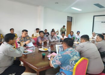 Jajaran Polsek Bengkong menggelar sosialisasi sekaligus penandatanganan pernyataan sikap bersama 13 pelaku usaha besi tua dan barang bekas se-Kecamatan Bengkong.
3 Juli 2026 
Foto: Polresta Barelang