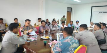 Jajaran Polsek Bengkong menggelar sosialisasi sekaligus penandatanganan pernyataan sikap bersama 13 pelaku usaha besi tua dan barang bekas se-Kecamatan Bengkong.
3 Juli 2026 
Foto: Polresta Barelang