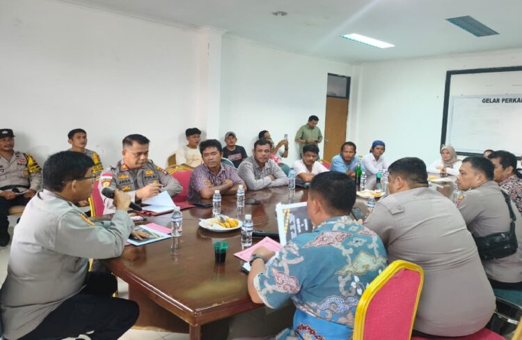 Jajaran Polsek Bengkong menggelar sosialisasi sekaligus penandatanganan pernyataan sikap bersama 13 pelaku usaha besi tua dan barang bekas se-Kecamatan Bengkong.
3 Juli 2026 
Foto: Polresta Barelang