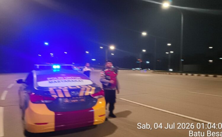 Laporan masyarakat lewat Layanan Polisi 110 direspons cepat. Polsek Nongsa membubarkan aksi balap liar di kawasan Bundaran Bandara Hang Nadim, Batam, Sabtu dini hari, 4 Juli 2026.
Foto: Polresta Barelang