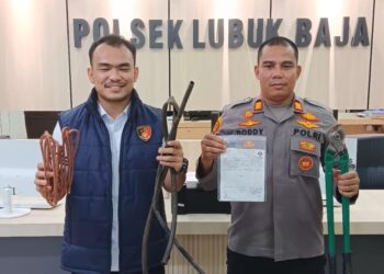 Unit Reskrim Polsek Lubuk Baja berhasil menangkap satu pelaku pencurian dengan pemberatan atau curat di kawasan Ruko Nagoya Thamrin City, Kecamatan Lubuk Baja, Kota Batam.
(06/07/26)
Foto: Polresta Barelang