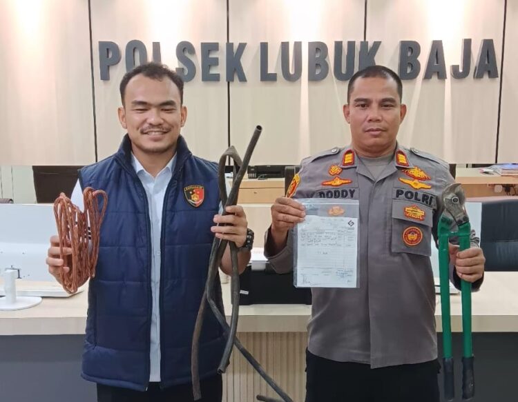 Unit Reskrim Polsek Lubuk Baja berhasil menangkap satu pelaku pencurian dengan pemberatan atau curat di kawasan Ruko Nagoya Thamrin City, Kecamatan Lubuk Baja, Kota Batam.
(06/07/26)
Foto: Polresta Barelang