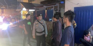 Personel Polsek Bengkong Polresta Barelang bergerak cepat menindaklanjuti laporan masyarakat yang masuk melalui Layanan Polisi 110 terkait dugaan keributan yang melibatkan senjata tajam di kawasan Bengkong Indah Atas, Kelurahan Bengkong Indah, Kecamatan Bengkong, Rabu (08/07/26).
Foto: Polresta Barelang