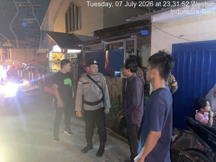 Personel Polsek Bengkong Polresta Barelang bergerak cepat menindaklanjuti laporan masyarakat yang masuk melalui Layanan Polisi 110 terkait dugaan keributan yang melibatkan senjata tajam di kawasan Bengkong Indah Atas, Kelurahan Bengkong Indah, Kecamatan Bengkong, Rabu (08/07/26).
Foto: Polresta Barelang