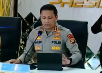 Kabid Humas Polda Metro Jaya Kombes Pol. Budi Hermanto dalam konferensi pers di Polda Metro Jaya pada Jumat 10 Juli 2026, didampingi jajaran petinggi Bareskrim Polri dan Ditreskrimsus Polda Metro Jaya.
Foto: Istimewa