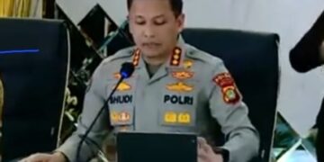 Kabid Humas Polda Metro Jaya Kombes Pol. Budi Hermanto dalam konferensi pers di Polda Metro Jaya pada Jumat 10 Juli 2026, didampingi jajaran petinggi Bareskrim Polri dan Ditreskrimsus Polda Metro Jaya.
Foto: Istimewa