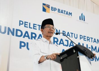 Kepala Badan Pengusahaan (BP) Batam, Amsakar Achmad, memulai penataan Kota Batam melalui peletakan batu pertama pembangunan Bundaran Raja Ali Marhum Pulau Bayan Yang Dipertuan Muda V, Jumat (10/07/26).
Foto: BP Batam