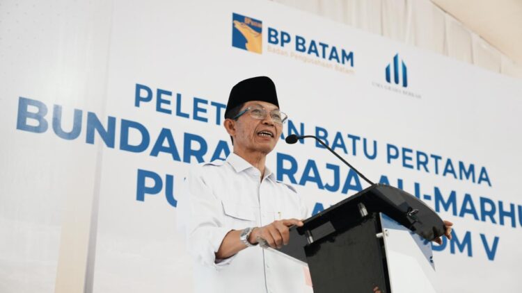 Kepala Badan Pengusahaan (BP) Batam, Amsakar Achmad, memulai penataan Kota Batam melalui peletakan batu pertama pembangunan Bundaran Raja Ali Marhum Pulau Bayan Yang Dipertuan Muda V, Jumat (10/07/26).
Foto: BP Batam