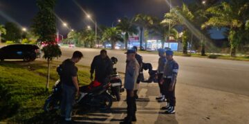 Polresta Barelang kembali mengintensifkan patroli malam untuk menjaga keamanan dan ketertiban masyarakat (kamtibmas). Melalui Tim Reaksi Cepat (TRC) Zona 4, patroli gabungan digelar di wilayah Kecamatan Sekupang, Batu Aji, dan Belakang Padang, Sabtu (11/7/2026) malam.
Foto: Polresta Barelang
