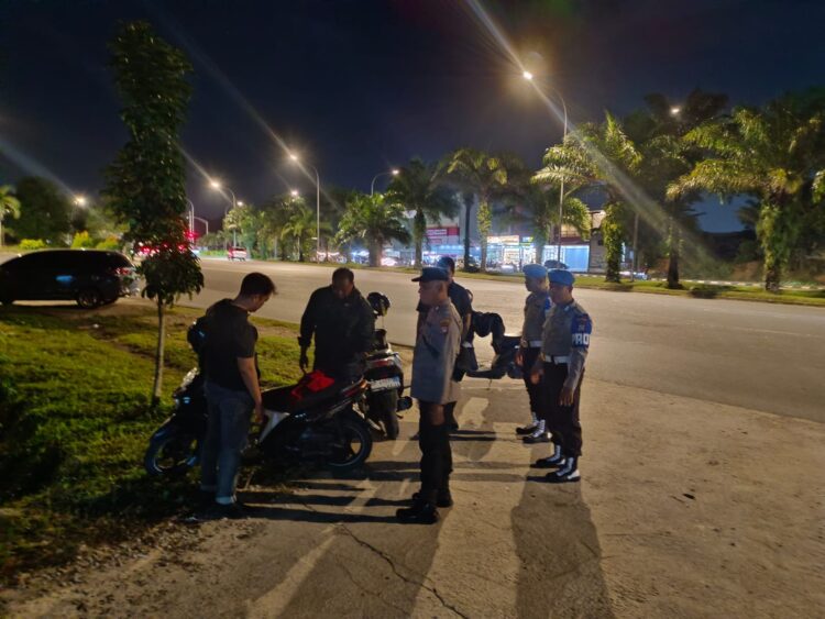 Polresta Barelang kembali mengintensifkan patroli malam untuk menjaga keamanan dan ketertiban masyarakat (kamtibmas). Melalui Tim Reaksi Cepat (TRC) Zona 4, patroli gabungan digelar di wilayah Kecamatan Sekupang, Batu Aji, dan Belakang Padang, Sabtu (11/7/2026) malam.
Foto: Polresta Barelang