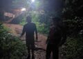 Petugas datangi kedai tuak di kawasan Pasir Indah, Kelurahan Kibing, Kecamatan Batu Aji, setelah menerima laporan adanya suara musik yang diputar terlalu keras hingga mengganggu kenyamanan warga. Sabtu (11/07/26).
Foto: Polresta Barelang