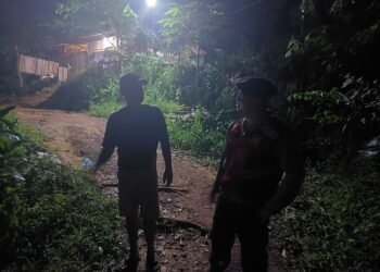 Petugas datangi kedai tuak di kawasan Pasir Indah, Kelurahan Kibing, Kecamatan Batu Aji, setelah menerima laporan adanya suara musik yang diputar terlalu keras hingga mengganggu kenyamanan warga. Sabtu (11/07/26).
Foto: Polresta Barelang