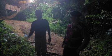 Petugas  datangi kedai tuak di kawasan Pasir Indah, Kelurahan Kibing, Kecamatan Batu Aji, setelah menerima laporan adanya suara musik yang diputar terlalu keras hingga mengganggu kenyamanan warga. Sabtu (11/07/26).
Foto: Polresta Barelang