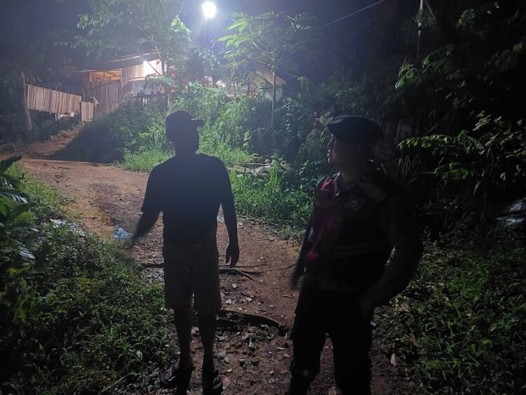 Petugas  datangi kedai tuak di kawasan Pasir Indah, Kelurahan Kibing, Kecamatan Batu Aji, setelah menerima laporan adanya suara musik yang diputar terlalu keras hingga mengganggu kenyamanan warga. Sabtu (11/07/26).
Foto: Polresta Barelang