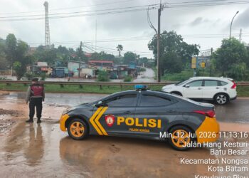 Polsek Nongsa Polresta Barelang menggelar patroli dan monitoring ke sejumlah titik rawan banjir dan genangan air pada Minggu, 12 Juli 2026 pukul 11.20 WIB.
Foto: Polresta Barelang