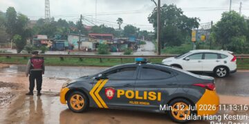 Polsek Nongsa Polresta Barelang menggelar patroli dan monitoring ke sejumlah titik rawan banjir dan genangan air pada Minggu, 12 Juli 2026 pukul 11.20 WIB.
Foto: Polresta Barelang