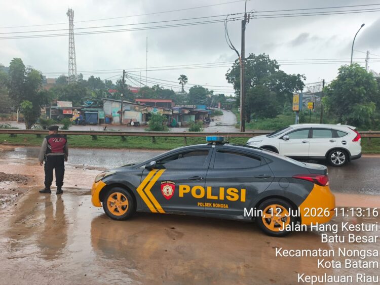 Polsek Nongsa Polresta Barelang menggelar patroli dan monitoring ke sejumlah titik rawan banjir dan genangan air pada Minggu, 12 Juli 2026 pukul 11.20 WIB.
Foto: Polresta Barelang