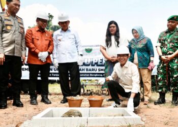 Amsakar Achmad, saat menghadiri peletakan batu pertama pembangunan sekolah di Jalan Tanjung Buntung, Kecamatan Bengkong, Senin 13 Juli 2026.
Foto: BP Batam
