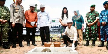 Amsakar Achmad, saat menghadiri peletakan batu pertama pembangunan sekolah di Jalan Tanjung Buntung, Kecamatan Bengkong, Senin 13 Juli 2026.
Foto: BP Batam