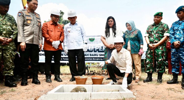 Amsakar Achmad, saat menghadiri peletakan batu pertama pembangunan sekolah di Jalan Tanjung Buntung, Kecamatan Bengkong, Senin 13 Juli 2026.
Foto: BP Batam