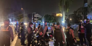 Ditsamapta Polda Kepulauan Riau bersama Satsamapta Polresta Barelang menggelar patroli gabungan untuk mengantisipasi kejahatan jalanan, aksi balap liar, serta potensi gangguan keamanan dan ketertiban masyarakat (kamtibmas) di sejumlah wilayah Kota Batam, Selasa (14/7/26)
Foto: Polresta Barelang