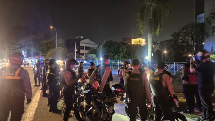 Ditsamapta Polda Kepulauan Riau bersama Satsamapta Polresta Barelang menggelar patroli gabungan untuk mengantisipasi kejahatan jalanan, aksi balap liar, serta potensi gangguan keamanan dan ketertiban masyarakat (kamtibmas) di sejumlah wilayah Kota Batam, Selasa (14/7/26)
Foto: Polresta Barelang