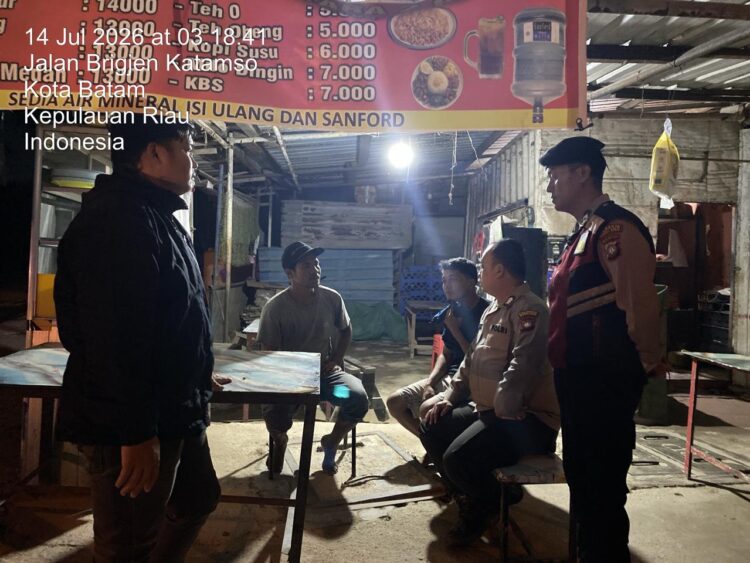 Polsek Batu Aji Polresta Barelang bergerak cepat menindaklanjuti laporan masyarakat yang masuk melalui layanan Kepolisian 110 terkait dugaan aksi tawuran di kawasan Simpang Nippon, Kelurahan Tanjung Uncang, Kecamatan Batu Aji, Kota Batam, Selasa (15/07/26).
Foto: Polresta Barelang