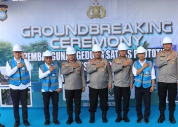Kepolisian Daerah Kepulauan Riau resmi memulai pembangunan Gedung Satuan Penyelenggara Administrasi SIM (Satpas) Prototipe Polresta Barelang Tahun Anggaran 2026. Pembangunan ditandai dengan prosesi ground breaking atau peletakan batu pertama yang dipimpin langsung Kapolda Kepri Irjen Pol. Asep Safrudin di lokasi pembangunan di samping Mapolda Kepri, Rabu (15/07/26).
Foto: Polresta Barelang