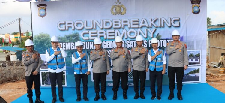 Kepolisian Daerah Kepulauan Riau resmi memulai pembangunan Gedung Satuan Penyelenggara Administrasi SIM (Satpas) Prototipe Polresta Barelang Tahun Anggaran 2026. Pembangunan ditandai dengan prosesi ground breaking atau peletakan batu pertama yang dipimpin langsung Kapolda Kepri Irjen Pol. Asep Safrudin di lokasi pembangunan di samping Mapolda Kepri, Rabu (15/07/26).
Foto: Polresta Barelang
