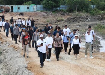 Kepala BP Batam, Amsakar Achmad, bersama Wakil Kepala BP Batam, Li Claudia Chandra, meninjau langsung progres pembangunan Sekolah Rakyat Merah Putih di kawasan Rempang, Selasa (14/07/26).
Foto: BP Batam