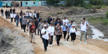 Kepala BP Batam, Amsakar Achmad, bersama Wakil Kepala BP Batam, Li Claudia Chandra, meninjau langsung progres pembangunan Sekolah Rakyat Merah Putih di kawasan Rempang, Selasa (14/07/26).
Foto: BP Batam