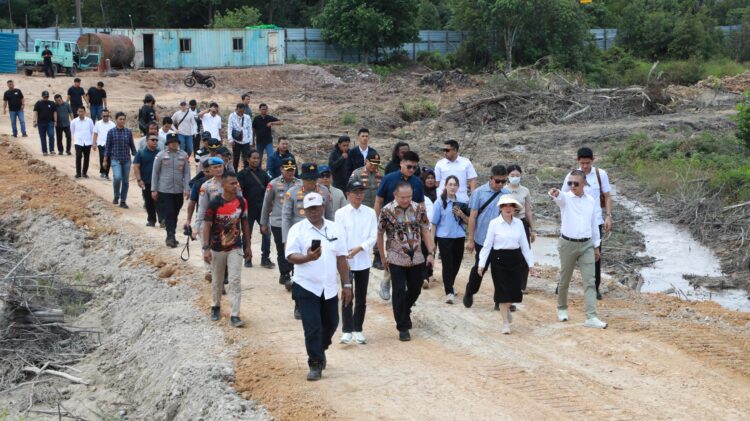 Kepala BP Batam, Amsakar Achmad, bersama Wakil Kepala BP Batam, Li Claudia Chandra, meninjau langsung progres pembangunan Sekolah Rakyat Merah Putih di kawasan Rempang, Selasa (14/07/26).
Foto: BP Batam