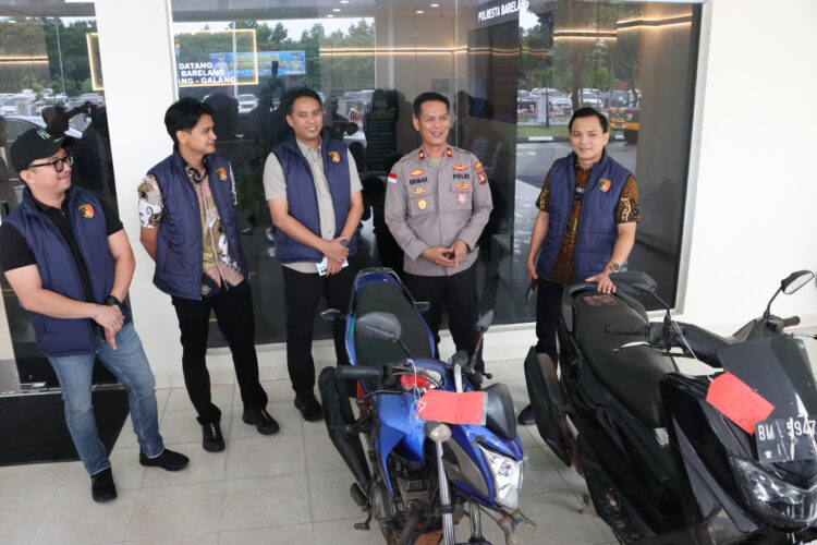 Satreskrim Polresta Barelang berhasil mengungkap dua kasus pencurian dengan kekerasan (curas) bermodus jambret di Kota Batam. Sebagaimana disampaikan dalam konferensi pers yang digelar di Lobby Mapolresta Barelang, Jumat (17/07/26),
Foto: Polresta Barelang
