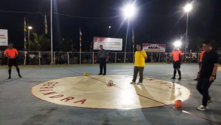 Kapolda Kepulauan Riau Irjen Pol. Asep Safrudin bersama Kapolresta Barelang Kombes Pol. Anggoro Wicaksono menghadiri partai final Turnamen Futsal Kasu Cup VI Tahun 2026 yang digelar di Lapangan Futsal Pulau Kasu, Kelurahan Kasu, Kecamatan Belakang Padang, Kota Batam, Jumat (17/07/26)
Foto: Polresta Barelang