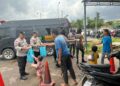 Satuan Pembinaan Masyarakat (Sat Binmas) Polresta Barelang kembali menggelar program Jumat Berkah dengan membagikan 120 paket nasi kotak kepada masyarakat yang membutuhkan di sejumlah titik di Kota Batam, Jumat (17/07/26).
Foto: Polresta Barelang